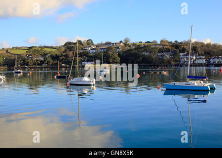 Yachts amarrés dans la rivière Penryn, à l'échelle pour le rinçage de Falmouth, Cornwall, England, UK. Banque D'Images