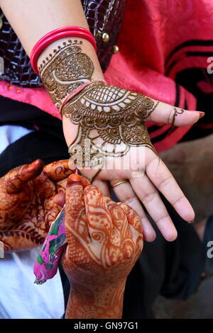 Processus de dessin de henné mehendi ornament on woman's hand c'est une teinture préparée à partir de l'usine et de créer l'art de l'aide temporaire Banque D'Images