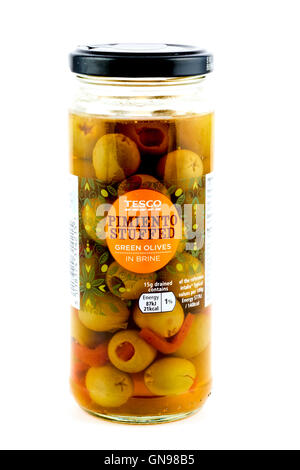 Tesco Pimiento Stuffed Olives vertes en saumure Banque D'Images