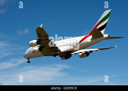 Unis Airbus A380 près de l'aéroport de Birmingham, UK (A6-EOY) Banque D'Images