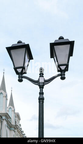 Retro noir lampe de rue avec deux lumières dans le fond de ciel Banque D'Images