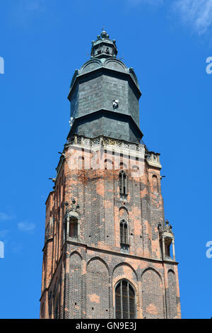 Tour de l'église de rue Elizabeth dans la place du marché de la vieille ville historique de Wroclaw en Pologne. Banque D'Images