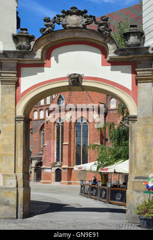 Avant de portail de l'église Sainte Elisabeth à la place du marché de la vieille ville historique de Wroclaw en Pologne. Banque D'Images