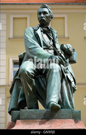 Statue du poète polonais Aleksander Fredro dans la place du marché en face de l'Hôtel de Ville de Wroclaw en Pologne. Banque D'Images