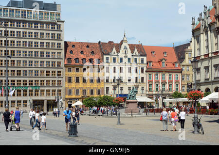 Les gens de la place du marché de Wroclaw, dans la vieille ville avec la Statue de la poétesse polonaise Aleksander Fredro. Banque D'Images