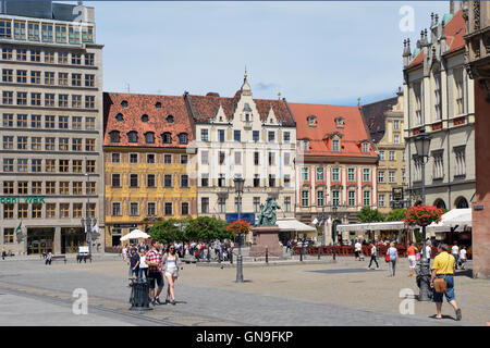 Les gens de la place du marché de Wroclaw, dans la vieille ville avec la Statue de la poétesse polonaise Aleksander Fredro. Banque D'Images