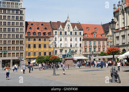 Les gens de la place du marché de Wroclaw, dans la vieille ville avec la Statue de la poétesse polonaise Aleksander Fredro. Banque D'Images