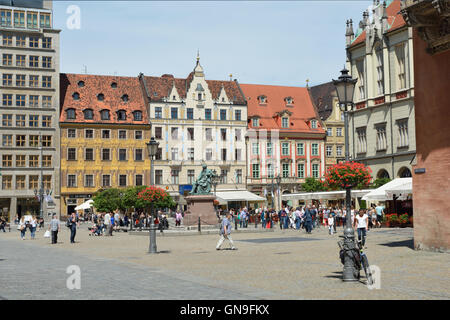 Les gens de la place du marché de Wroclaw, dans la vieille ville avec la Statue de la poétesse polonaise Aleksander Fredro. Banque D'Images