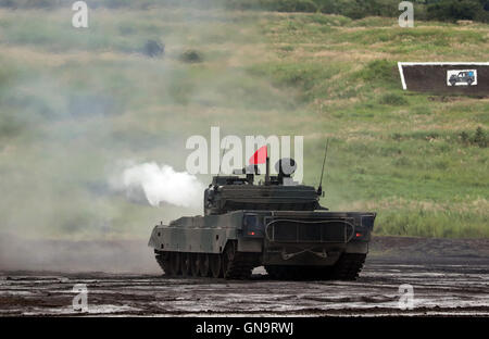 Gotemba, au Japon. Août 28, 2016. Forces d'autodéfense japonaise réservoir type 90 incendies au cours d'un exercice de tir réel annuel au tir à Gotemba Higashi-Fuji, au pied du Mt. Fuji dans la préfecture de Shizuoka, le dimanche 28 août, 2016. L'exercice annuel comprend environ 2 400 personnes, 80 chars et véhicules blindés. Credit : Yoshio Tsunoda/AFLO/Alamy Live News Banque D'Images