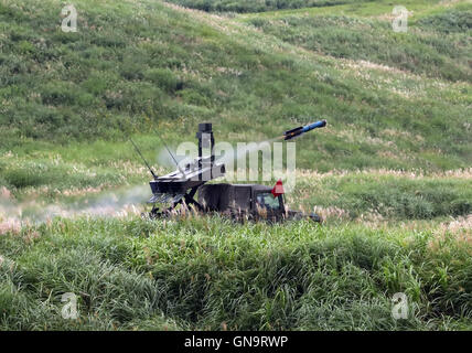 Gotemba, au Japon. Août 28, 2016. Forces d'autodéfense japonaise-missiles incendies pendant un exercice de tir réel annuel au tir à Gotemba Higashi-Fuji, au pied du Mt. Fuji dans la préfecture de Shizuoka, le dimanche 28 août, 2016. L'exercice annuel comprend environ 2 400 personnes, 80 chars et véhicules blindés. Credit : Yoshio Tsunoda/AFLO/Alamy Live News Banque D'Images