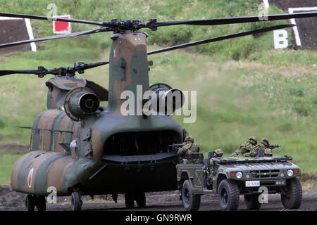 Gotemba, au Japon. Août 28, 2016. Un Japon d'Autodéfense de masse véhicule vient à partir d'un hélicoptère CH-47 pendant un exercice de tir réel annuel au tir à Gotemba Higashi-Fuji, au pied du Mt. Fuji dans la préfecture de Shizuoka, le dimanche 28 août, 2016. L'exercice annuel comprend environ 2 400 personnes, 80 chars et véhicules blindés. Credit : Yoshio Tsunoda/AFLO/Alamy Live News Banque D'Images