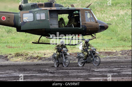 Gotemba, au Japon. Août 28, 2016. Des soldats des Forces d'autodéfense japonaise monter des motos pendant un exercice de tir réel annuel au tir à Gotemba Higashi-Fuji, au pied du Mt. Fuji dans la préfecture de Shizuoka, le dimanche 28 août, 2016. L'exercice annuel comprend environ 2 400 personnes, 80 chars et véhicules blindés. Credit : Yoshio Tsunoda/AFLO/Alamy Live News Banque D'Images
