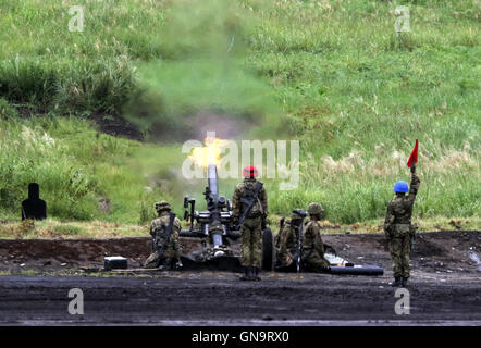 Gotemba, au Japon. Août 28, 2016. Des soldats des Forces d'autodéfense japonaise fire un obusier pendant un exercice de tir réel annuel au tir à Gotemba Higashi-Fuji, au pied du Mt. Fuji dans la préfecture de Shizuoka, le dimanche 28 août, 2016. L'exercice annuel comprend environ 2 400 personnes, 80 chars et véhicules blindés. Credit : Yoshio Tsunoda/AFLO/Alamy Live News Banque D'Images