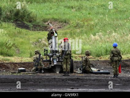 Gotemba, au Japon. Août 28, 2016. Forces d'autodéfense japonaise des soldats se préparent à l'incendie d'un obusier pendant un exercice de tir réel annuel au tir à Gotemba Higashi-Fuji, au pied du Mt. Fuji dans la préfecture de Shizuoka, le dimanche 28 août, 2016. L'exercice annuel comprend environ 2 400 personnes, 80 chars et véhicules blindés. Credit : Yoshio Tsunoda/AFLO/Alamy Live News Banque D'Images