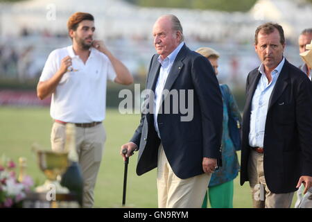 Sotogrande, Espagne. 28 août 2016 - Le Roi Juan Carlos émérite, a été le célèbre star de la fin de Choses á faire á Sotogrande avec son assistance dans le tournoi de la coupe d'Or 45 Cartier Polo de Sotogrande : Crédit - Photos Lorenzo Carnero/ZUMA/Alamy Fil Live News Banque D'Images