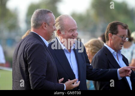 Sotogrande, Espagne. 28 août 2016 - Le Roi Juan Carlos émérite, a été le célèbre star de la fin de Choses á faire á Sotogrande avec son assistance dans le tournoi de la coupe d'Or 45 Cartier Polo de Sotogrande : Crédit - Photos Lorenzo Carnero/ZUMA/Alamy Fil Live News Banque D'Images