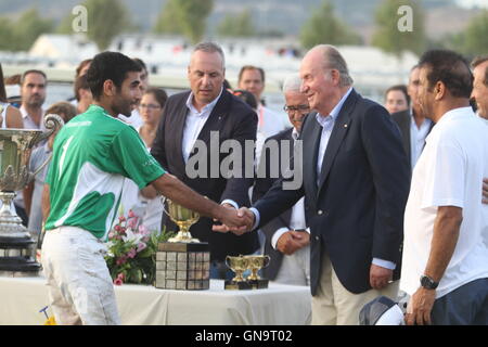 Sotogrande, Espagne. 28 août 2016 - Le Roi Juan Carlos émérite, a été le célèbre star de la fin de Choses á faire á Sotogrande avec son assistance dans le tournoi de la coupe d'Or 45 Cartier Polo de Sotogrande : Crédit - Photos Lorenzo Carnero/ZUMA/Alamy Fil Live News Banque D'Images