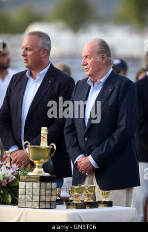 Sotogrande, Espagne. 28 août 2016 - Le Roi Juan Carlos émérite, a été le célèbre star de la fin de Choses á faire á Sotogrande avec son assistance dans le tournoi de la coupe d'Or 45 Cartier Polo de Sotogrande : Crédit - Photos Lorenzo Carnero/ZUMA/Alamy Fil Live News Banque D'Images