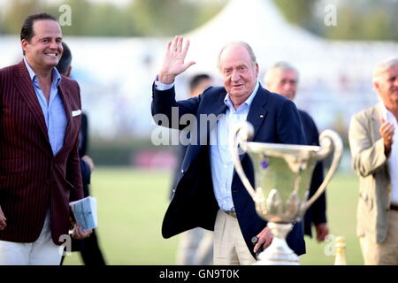 Sotogrande, Espagne. 28 août 2016 - Le Roi Juan Carlos émérite, a été le célèbre star de la fin de Choses á faire á Sotogrande avec son assistance dans le tournoi de la coupe d'Or 45 Cartier Polo de Sotogrande : Crédit - Photos Lorenzo Carnero/ZUMA/Alamy Fil Live News Banque D'Images