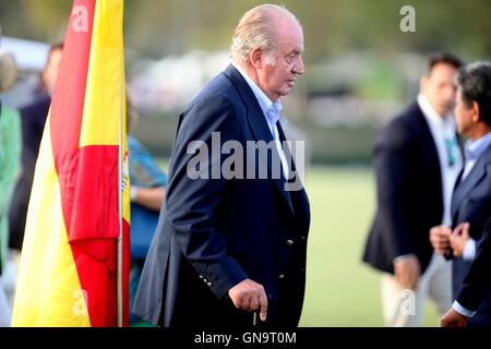 Sotogrande, Espagne. 28 août 2016 - Le Roi Juan Carlos émérite, a été le célèbre star de la fin de Choses á faire á Sotogrande avec son assistance dans le tournoi de la coupe d'Or 45 Cartier Polo de Sotogrande : Crédit - Photos Lorenzo Carnero/ZUMA/Alamy Fil Live News Banque D'Images