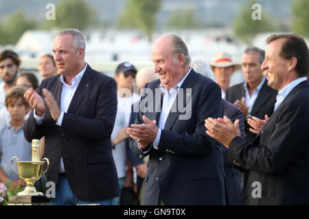 Sotogrande, Espagne. 28 août 2016 - Le Roi Juan Carlos émérite, a été le célèbre star de la fin de Choses á faire á Sotogrande avec son assistance dans le tournoi de la coupe d'Or 45 Cartier Polo de Sotogrande : Crédit - Photos Lorenzo Carnero/ZUMA/Alamy Fil Live News Banque D'Images