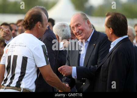 Sotogrande, Espagne. 28 août 2016 - Le Roi Juan Carlos émérite, a été le célèbre star de la fin de Choses á faire á Sotogrande avec son assistance dans le tournoi de la coupe d'Or 45 Cartier Polo de Sotogrande : Crédit - Photos Lorenzo Carnero/ZUMA/Alamy Fil Live News Banque D'Images