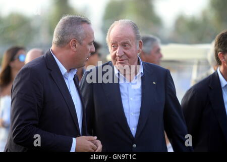 Sotogrande, Espagne. 28 août 2016 - Le Roi Juan Carlos émérite, a été le célèbre star de la fin de Choses á faire á Sotogrande avec son assistance dans le tournoi de la coupe d'Or 45 Cartier Polo de Sotogrande : Crédit - Photos Lorenzo Carnero/ZUMA/Alamy Fil Live News Banque D'Images