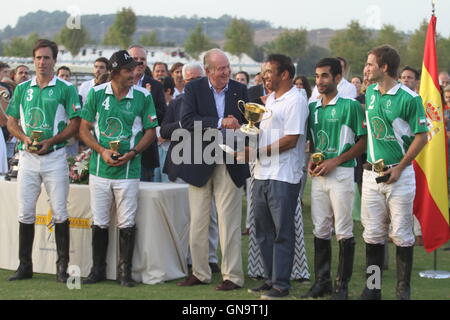 Sotogrande, Espagne. 28 août 2016 - Le Roi Juan Carlos émérite, a été le célèbre star de la fin de Choses á faire á Sotogrande avec son assistance dans le tournoi de la coupe d'Or 45 Cartier Polo de Sotogrande : Crédit - Photos Lorenzo Carnero/ZUMA/Alamy Fil Live News Banque D'Images