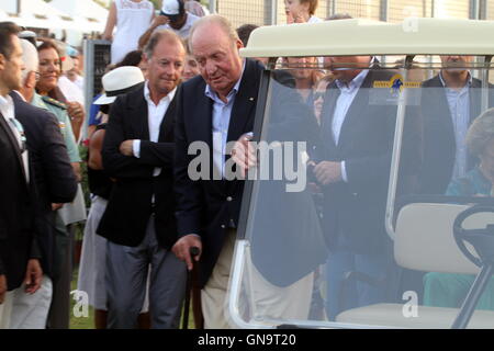 Sotogrande, Espagne. 28 août 2016 - Le Roi Juan Carlos émérite, a été le célèbre star de la fin de Choses á faire á Sotogrande avec son assistance dans le tournoi de la coupe d'Or 45 Cartier Polo de Sotogrande : Crédit - Photos Lorenzo Carnero/ZUMA/Alamy Fil Live News Banque D'Images