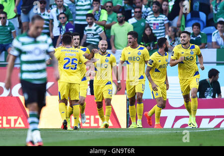 Lisbonne, Portugal. Août 28, 2016. Les joueurs de Porto célébrer lors d'un match du troisième tour de ligue portugaise entre Sporting CP et le FC Porto à Lisbonne, capitale du Portugal, le 28 août 2016. Sporting CP a gagné 2-1. Credit : Zhang Liyun/Xinhua/Alamy Live News Banque D'Images