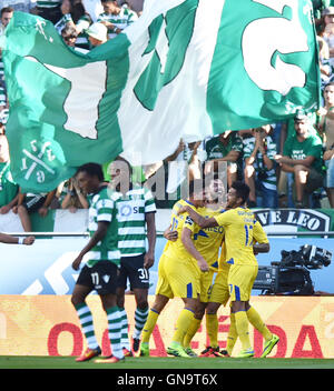 Lisbonne, Portugal. Août 28, 2016. Les joueurs de Porto célébrer après avoir marqué lors d'un match du troisième tour de ligue portugaise entre Sporting CP et le FC Porto à Lisbonne, capitale du Portugal, le 28 août 2016. Sporting CP a gagné 2-1. Credit : Zhang Liyun/Xinhua/Alamy Live News Banque D'Images