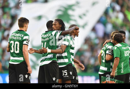 Lisbonne, Portugal. Août 28, 2016. Les joueurs sportifs célèbrent leur victoire à la fin d'un match du troisième tour de ligue portugaise entre Sporting CP et le FC Porto à Lisbonne, capitale du Portugal, le 28 août 2016. Sporting CP a gagné 2-1. Credit : Zhang Liyun/Xinhua/Alamy Live News Banque D'Images