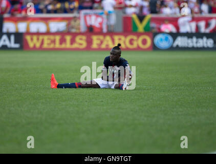 Harrison, United States. Août 28, 2016. New York, NY USA - 28 août 2016 : Kei Kamara (13) de New England Revolution détend lors de match contre MLS New York Red Bulls sur Red Bull Arena. Red Bulls a gagné 1 - 0 Crédit : lev radin/Alamy Live News Banque D'Images