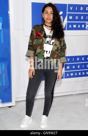 NEW YORK, NY - AOÛT 28:Alessia Cara assister à la 2016 MTV Video Music Awards au Madison Square Garden le 28 août 2016 à New York City Credit John Palmer/MediaPunch Banque D'Images