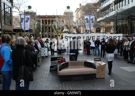 Sydney, Australie. Août 29, 2016. La libération animale , a tenu un rassemblement à Martin Place en faveur des victimes de l'exportation. Il faisait partie d'un événement mondial marquant le 20e anniversaire de la noyade de masse de moutons à bord d'un navire de l'Australie vers le Moyen-Orient. Crédit : Richard Milnes/Alamy Live News Banque D'Images