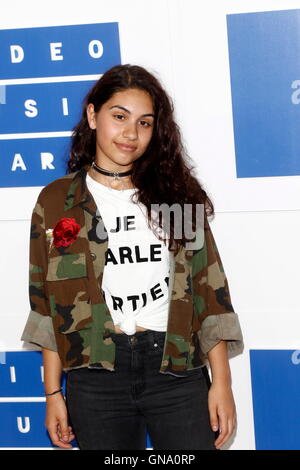 New York, États-Unis. Août 29, 2016. Alessia Cara assiste à la MTV Video Music Awards, volontaires d'atténuation, au Madison Square Garden de New York City, USA, le 28 août 2016. Photo : Hubert Boesl/DPA - PAS DE FIL - SERVICE/dpa/Alamy Live News Banque D'Images