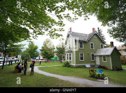 Toronto, Canada. Août 28, 2016. Personnes visitent le lieu de naissance du Dr Norman Bethune à Gravenhurst, Ontario, Canada, le 28 août 2016. Le Dr Norman Bethune Memorial House a organisé une manifestation le dimanche pour marquer son 40e anniversaire de l'ouverture. Credit : Zou Zheng/Xinhua/Alamy Live News Banque D'Images