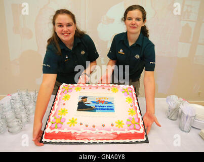 Toronto, Canada. Août 28, 2016. Deux membres du personnel de la Dr Norman Bethune Memorial House montrent un gâteau commémorative au cours de la 'ruby' anniversaire célébration à Gravenhurst, Ontario, Canada, le 28 août 2016. Le Dr Norman Bethune Memorial House a organisé une manifestation le dimanche pour marquer son 40e anniversaire de l'ouverture. Credit : Zou Zheng/Xinhua/Alamy Live News Banque D'Images