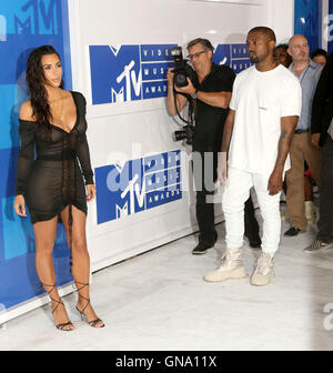 New York, New York, USA. Août 28, 2016. Kanye West et Kim Kardashian à l'Ouest arrivent à la 2016 MTV Video Music Awards au Madison Square Garden le 28 août 2016 dans la ville de New York. Credit : MediaPunch Inc/Alamy Live News Banque D'Images