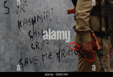 Srinagar, Cachemire indien:27.août.Une police indienne garde les hommes près du graffti written lors d'affrontements avec des manifestants du Cachemire.compétentes a levé le couvre-feu après 52 jours d'isolement cellulaire au milieu de la violence mortelle, mais la rue des heurts ont éclaté entre manifestants et forces de sécurité. Restrictions ont été levées dans la majeure partie de la vallée du Cachemire dont la principale ville de Sringar "à la suite d'amélioration de la situation", a annoncé la police . Plus de 71 personnes ont été tuées et plus de 10000 blessés au cours du dernier mois et demi après les manifestations au cours de l'assassinat de Hizb-ul-Muj Banque D'Images