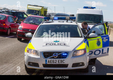 Agent de la circulation Southport, Merseyside, Royaume-Uni. Le 29 août, 2016. Vacances de banque Mayhem que les routes sont fermées après accident grave. L'une des principales routes de la ville a été fermé après un impact élevé, presque tête sur collision impliquant deux véhicules, une Mazda MX5 et un exclusif Vauxhall Mokka s/s. La police et plusieurs ambulances assisté sur ce qu'est Journée occupée pour les services d'urgence. Dans la ville de Long tailback ont été causés à la suite de fermetures de route. Credit : MediaWorldImages/Alamy Live News Banque D'Images