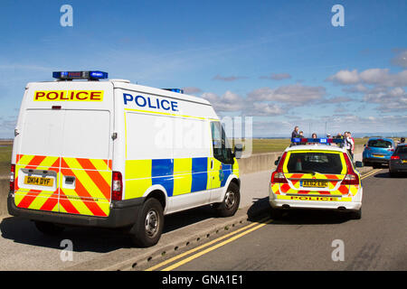 Agent de la circulation Southport, Merseyside, Royaume-Uni. Le 29 août, 2016. Vacances de banque Mayhem que les routes sont fermées après accident grave. L'une des principales routes de la ville a été fermé après un impact élevé, presque tête sur collision impliquant deux véhicules, une Mazda MX5 et un exclusif Vauxhall Mokka s/s. La police et plusieurs ambulances assisté sur ce qu'est Journée occupée pour les services d'urgence. Dans la ville de Long tailback ont été causés à la suite de fermetures de route. Credit : MediaWorldImages/Alamy Live News Banque D'Images