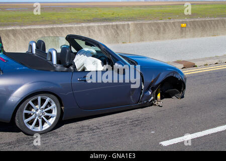 Southport, Merseyside, Royaume-Uni. Le 29 août, 2016. Vacances de banque Mayhem que les routes sont fermées après accident grave. L'une des principales routes de la ville a été fermé après un impact élevé, presque tête sur collision impliquant deux véhicules, une Mazda MX5 et un exclusif Vauxhall Mokka s/s. La police et plusieurs ambulances assisté sur ce qu'est Journée occupée pour les services d'urgence. Dans la ville de Long tailback ont été causés à la suite de fermetures de route. Credit : MediaWorldImages/Alamy Live News Banque D'Images