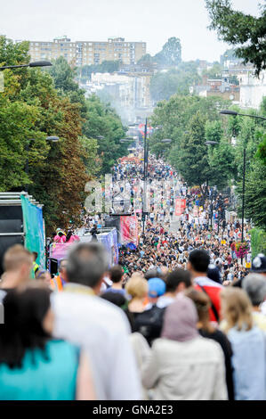 Londres, Royaume-Uni. 29 août 2016. Ladbroke Grove est encombrée de participants qui prennent part à la plus grande fête de rue, le Notting Hill Carnival sur Bank Holiday lundi. Le temps chaud a rassemblé des milliers de regarder l'événement et ont un bon moment. Crédit : Stephen Chung / Alamy Live News Banque D'Images