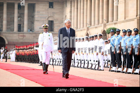 New Delhi, Inde. Août 29, 2016. Le Président du Myanmar U Kyaw Htin (avant) inspecte les garde d'honneur au cours d'une cérémonie d'accueil dans la région de New Delhi, Inde, le 29 août 2016. U Htin Kyaw est sur ces quatre jours de visite d'Etat en Inde. Credit : Stringer/Xinhua/Alamy Live News Banque D'Images