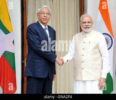 New Delhi, Inde. Août 29, 2016. Le Président du Myanmar U Htin Kyaw (L), serre la main avec le Premier Ministre indien Narendra Modi à New Delhi, Inde, le 29 août 2016. U Htin Kyaw est sur ces quatre jours de visite d'Etat en Inde. Credit : Stringer/Xinhua/Alamy Live News Banque D'Images