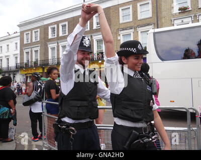 La police est fixant le carnaval de Notting Hill à Londres, le 29 août 2016, Londres, Royaume-Uni Crédit : Nastia M/Alamy Live News Banque D'Images