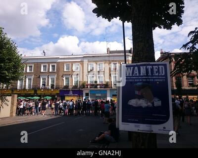 La police est fixant le carnaval de Notting Hill à Londres, le 29 août 2016, Londres, Royaume-Uni Crédit : Nastia M/Alamy Live News Banque D'Images