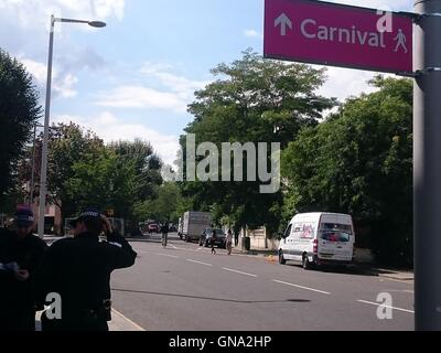 La police est fixant le carnaval de Notting Hill à Londres, le 29 août 2016, Londres, Royaume-Uni Crédit : Nastia M/Alamy Live News Banque D'Images