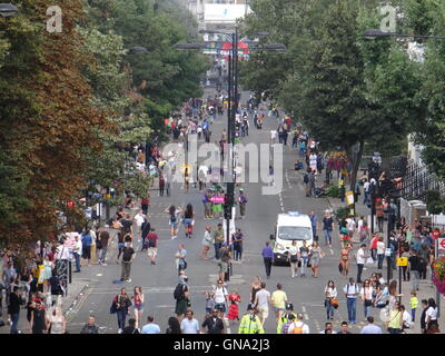 La police est fixant le carnaval de Notting Hill à Londres, le 29 août 2016, Londres, Royaume-Uni Crédit : Nastia M/Alamy Live News Banque D'Images